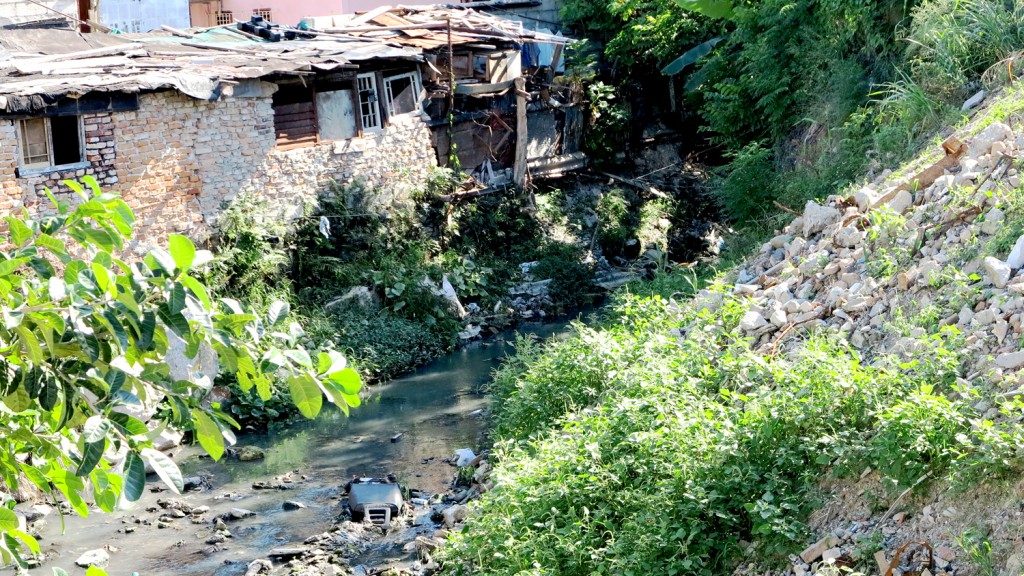 Colindantes con la Zanja Real del Cerro existen hoy casi 600 viviendas (Foto: Julio Batista)