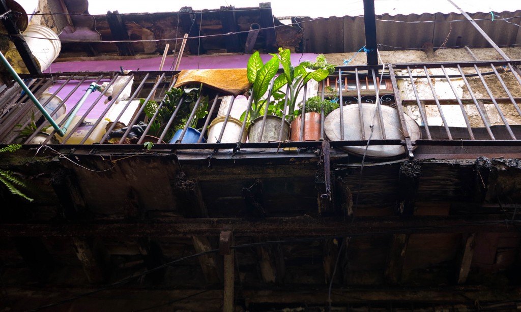 Los pasillos de circulación son cuerdas flojas engañosas (Foto: Mónica Baró)