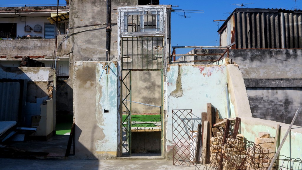 Aún falta por hacer: el fino y el derretido de la azotea, retoques en los aleros y los muros, y la impermeabilización del techo (Foto: Julio Batista)