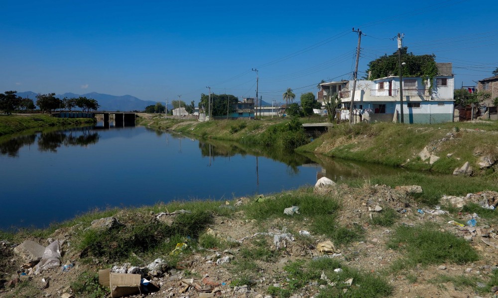 El canal del río Yarayó, a la derecha, las casas de algunos venecianos (Foto: Elaine Díaz)