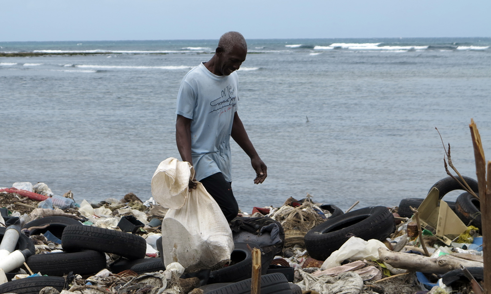 Julio viene cada dos días al Náutico a reciclar aluminio (Foto: Geisy Guia)