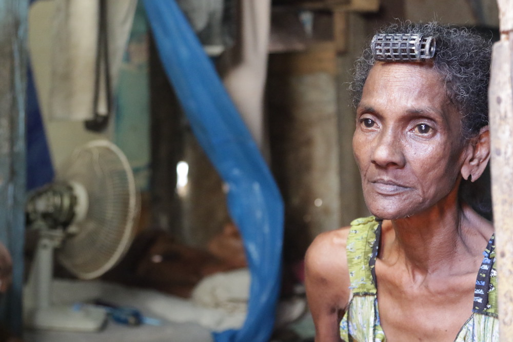 Zenaida, siempre sentada cerca de la luz (Foto: Ismario Rodríguez)