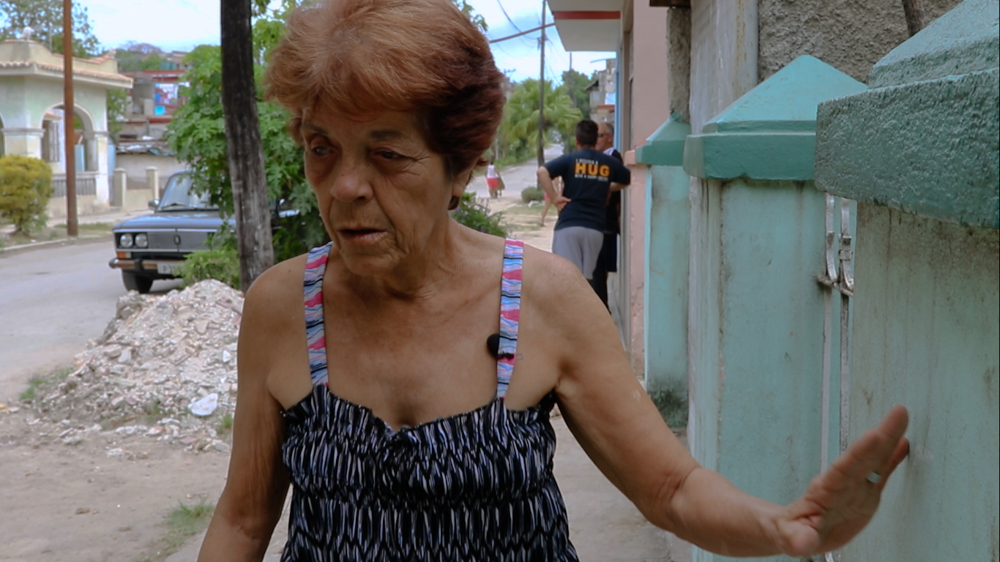 Zaida conoce dónde empieza y acaba cada muro de las casas de su cuadra (Foto: Ismario Rodríguez)