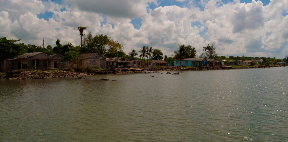 En Playa Mayabeque, frente a las casas, solo está el mar (Foto: Julio Batista)