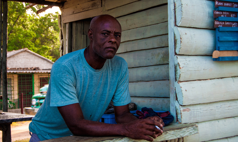 Evaristo es el cocinero, almacenero y vendedor de la cafetería que él mismo construyó (Foto: Julio Batista).