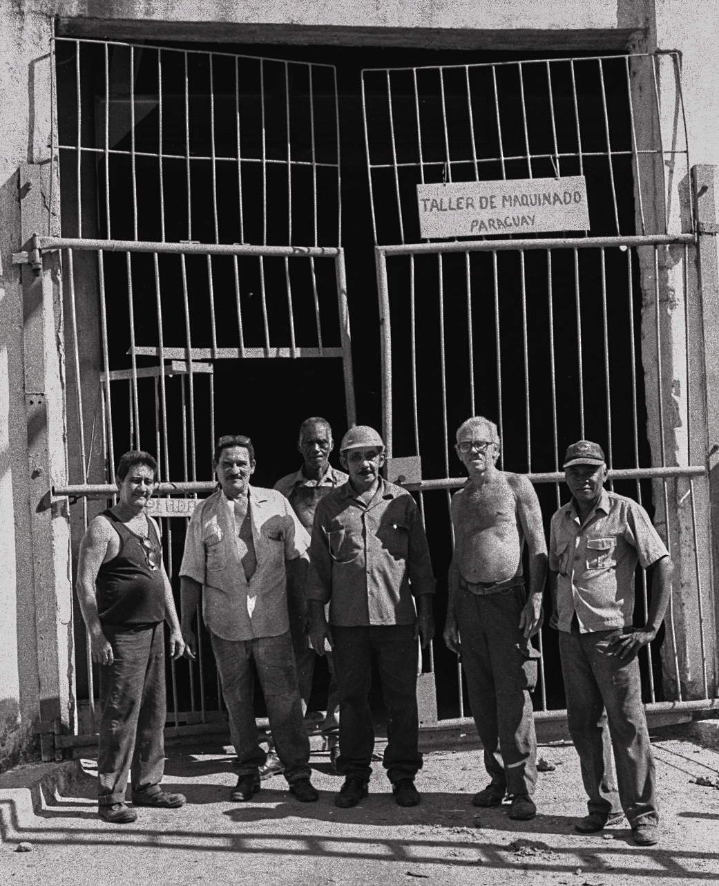 Ellos hacen que el Central funcione. Hacían, para ser exactos… Son los hombres del taller de maquinado: torneros, fresadores que reparaban piezas o inventaban otras nuevas. Cuando los fotografié, ya no había nada que innovar. Habían esperado durante cuatro años que el Central volviera a moler. Luego llegó la noticia. El cierre. Y antes del cierre, el desmantelamiento. (Foto: Alejandro Ramírez Anderson)