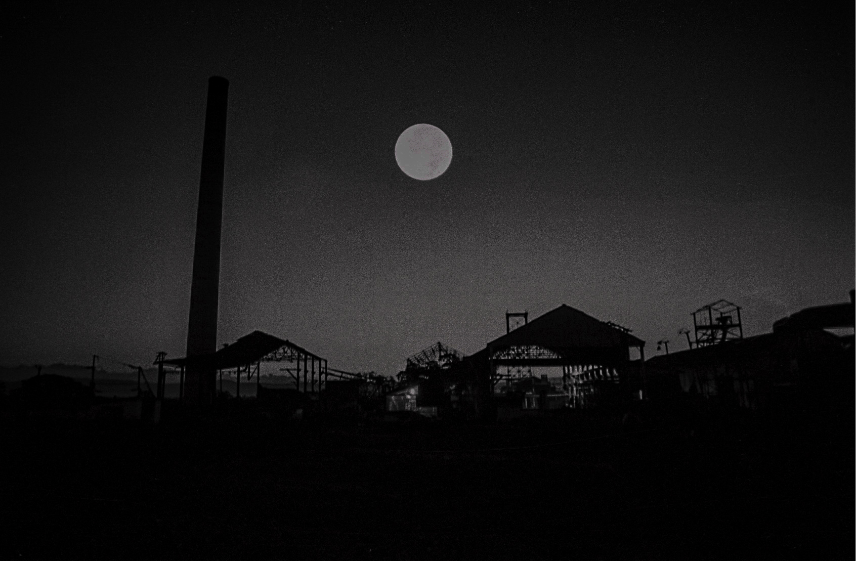 Estaba parado en una lomita al amanecer. Al norte, la luna. Al sur, el Central en silueta. Puse la cámara en multiexposición, estudié el tamaño de la luna y luego cómo podía incluir la fábrica en el cuadro. Primero, el disparo a la luna centrada hecho con un telefoto. Después, un cambio de lente ángulo ancho para hacer la imagen del Central tratando de recordar dónde estaba la luna impresa. Tuve que esperar varios días para ver el resultado en el revelado del rollo. (Foto: Alejandro Ramírez Anderson)