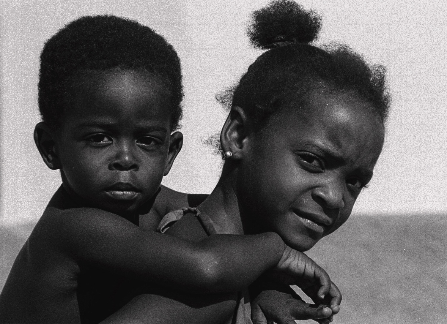 Una hermana que sostiene a su hermanito pequeño. Un instante de lo cotidiano. (Foto: Alejandro Ramírez Anderson)