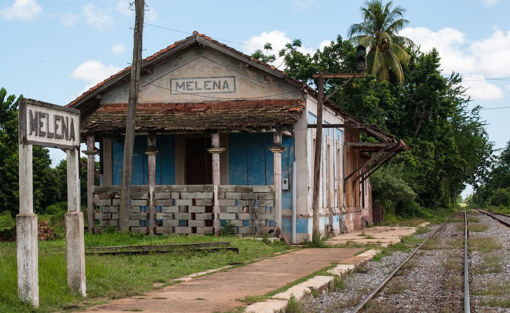 El viejo apeadero del batey ya vio pasar sus mejores tiempos (Foto: Julio Batista Rodríguez)