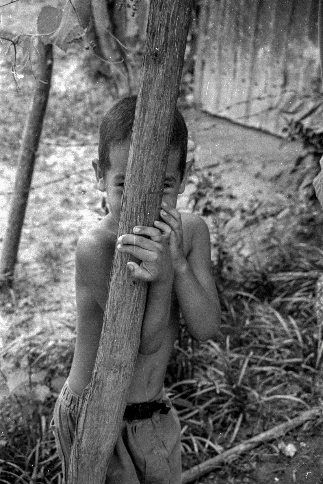 Niño que intenta parecer avestruz. (Foto: Alejandro Ramírez Anderson)