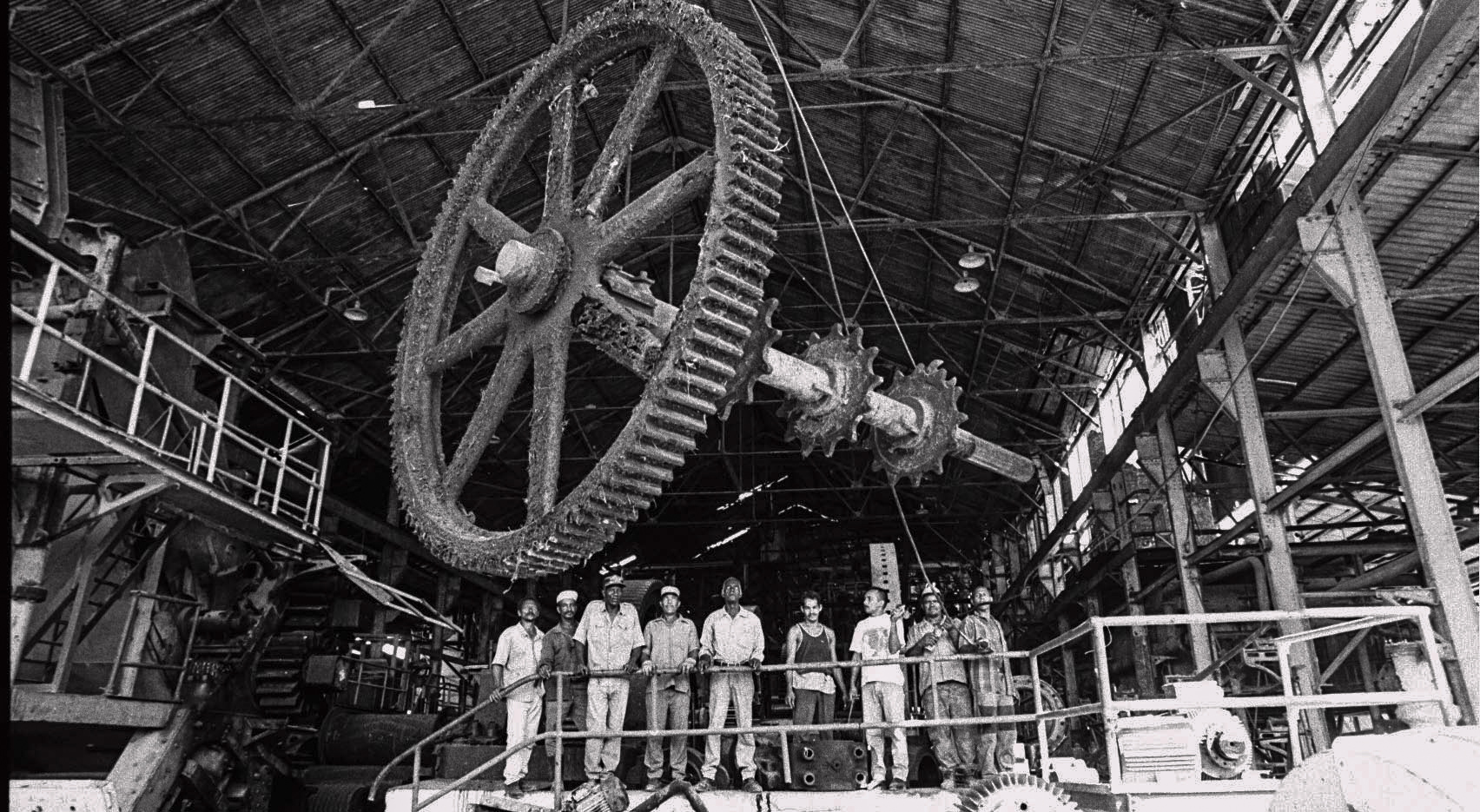 Parecía, por momentos, que la máquina podía devorar a los azucareros. (Foto: Alejandro Ramírez Anderson)