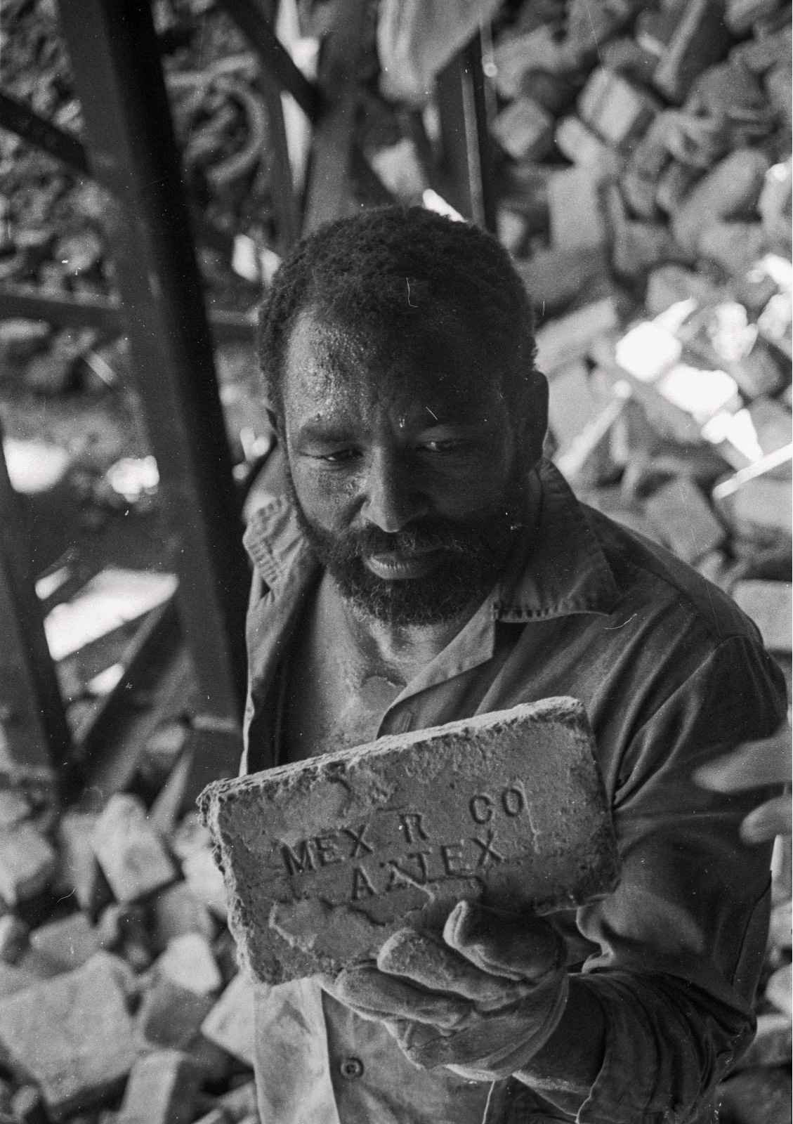 La demolición desnuda los ladrillos refractarios de fabricación mexicana que se colocaron en 1920. (Foto: Alejandro Ramírez Anderson)