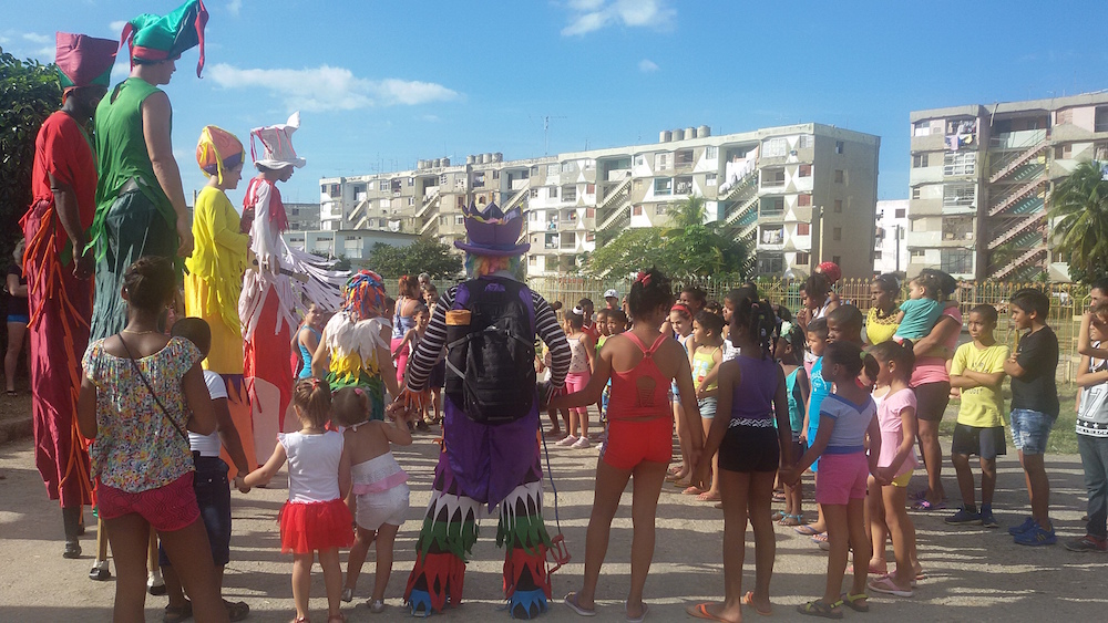 La compañía Gigantería convoca a la comunidad a sumarse, anima e imparte talleres de vestuario (Foto: Mónica Baró)