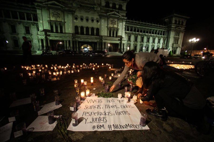 Mujeres prenden velas el 8 de marzo de 2017 en la Ciudad de Guatemala.