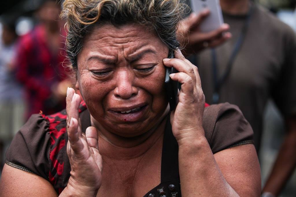 Una mujer llora afuera del Hogar Seguro el 8 de marzo de 2017.