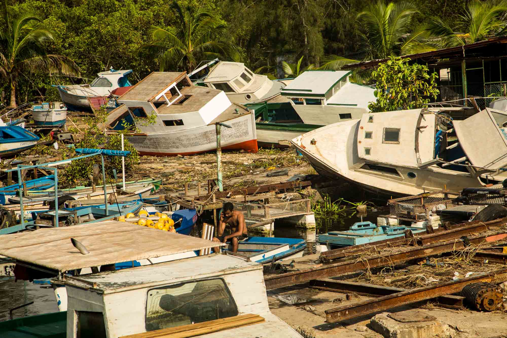 Los botes que estaban pendientes de reparación en la base de pesca fueron los más afectados por el huracán (Foto: Jorge Ricardo)