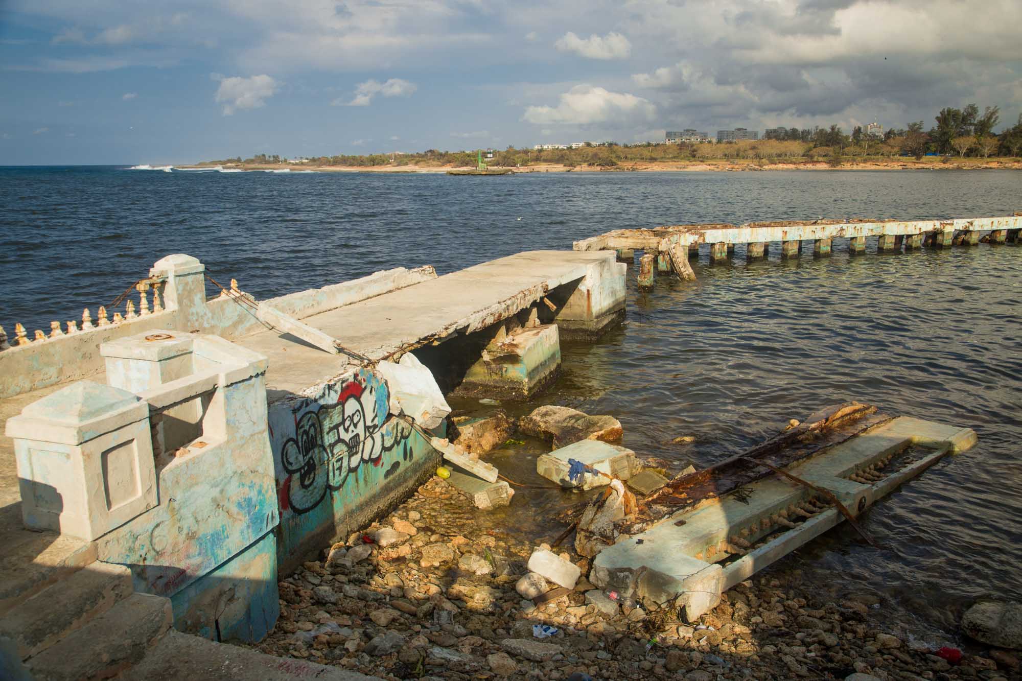 Este muelle, conocido como “El Espigón”, perdió las barandas (Foto: Jorge Ricardo)