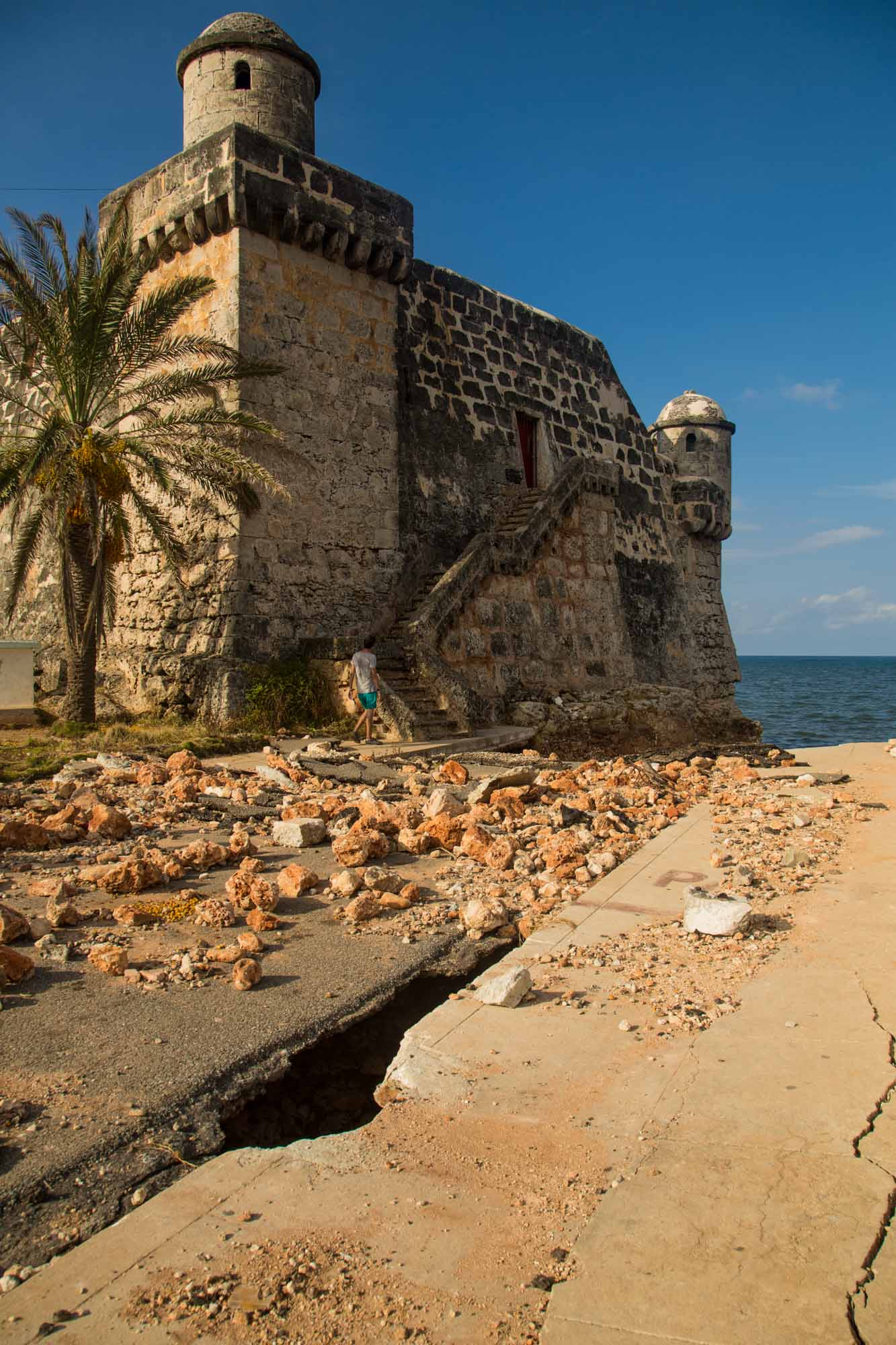 Para acercarse a "El Castillito” hay que hacerlo con cuidado porque la calle quedó hueca por la fuerza del mar (Foto: Jorge Ricardo)