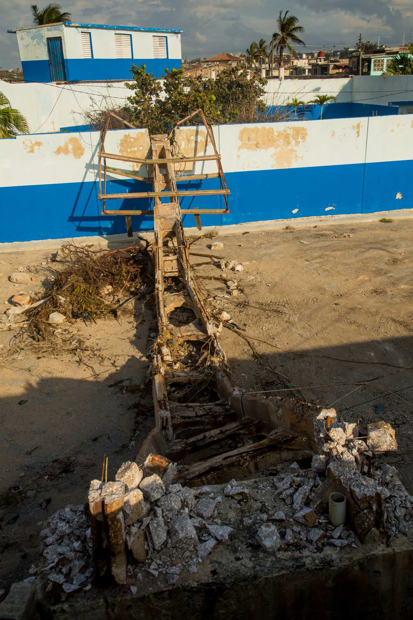 La última torre de luz que tenía el estadio de pelota cayó sobre La Costa, una discoteca de Cojímar (Foto: Jorge Ricardo)