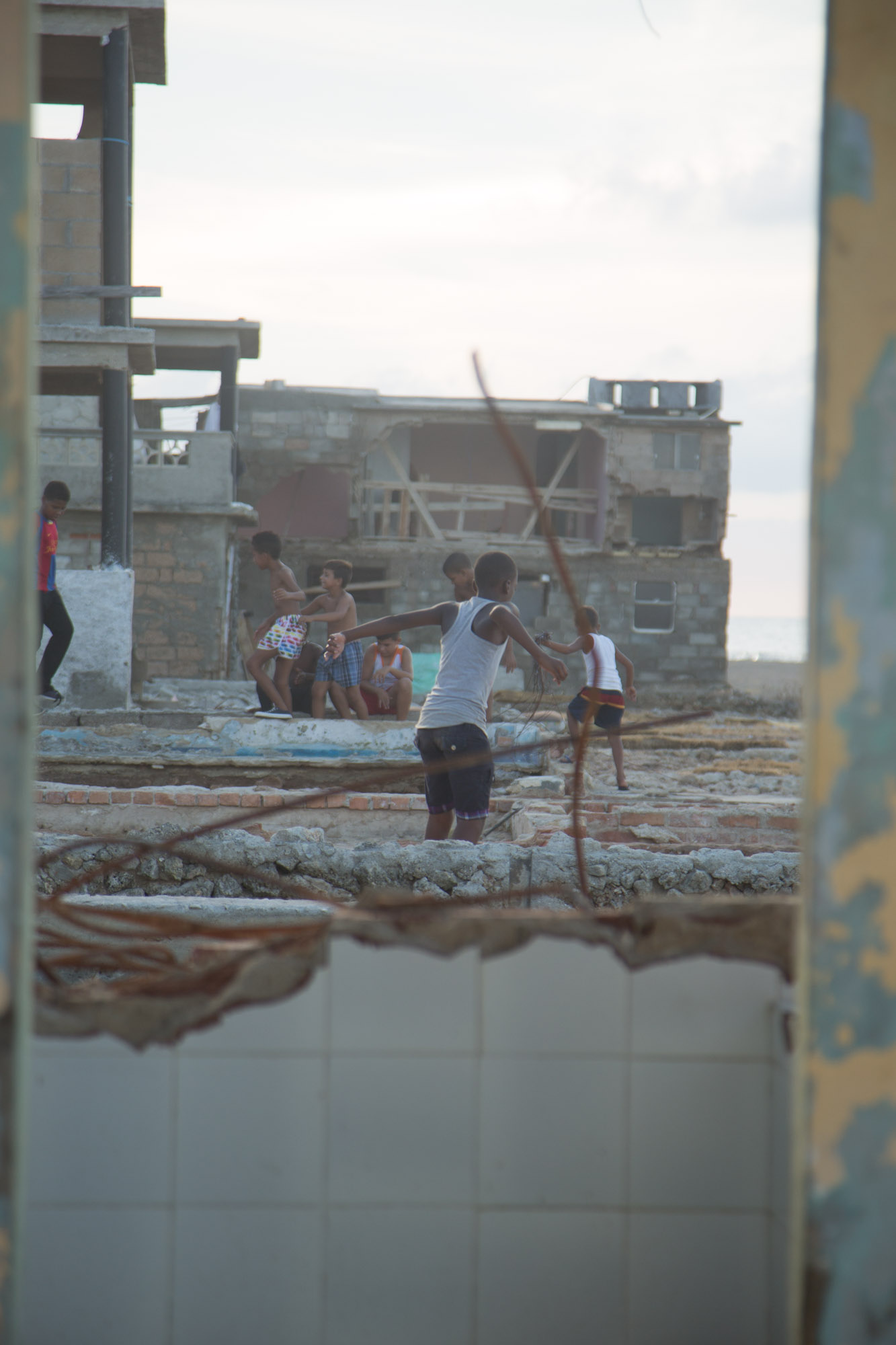 Niños saltando sobre cimientos (Foto: Jorge Ricardo)