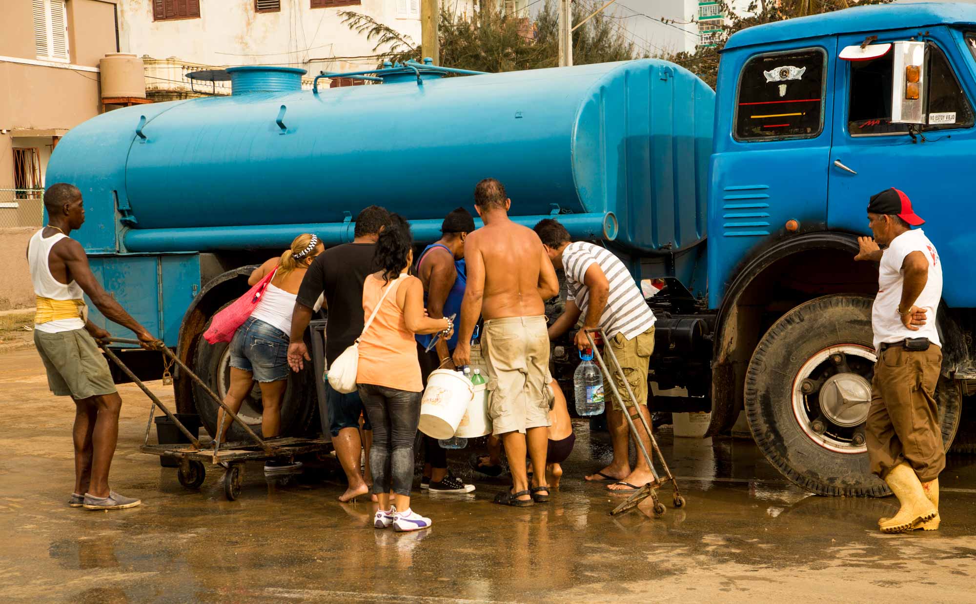 El agua potable es una de las mayores necesidades de la poblacion afectada por las inundaciones.