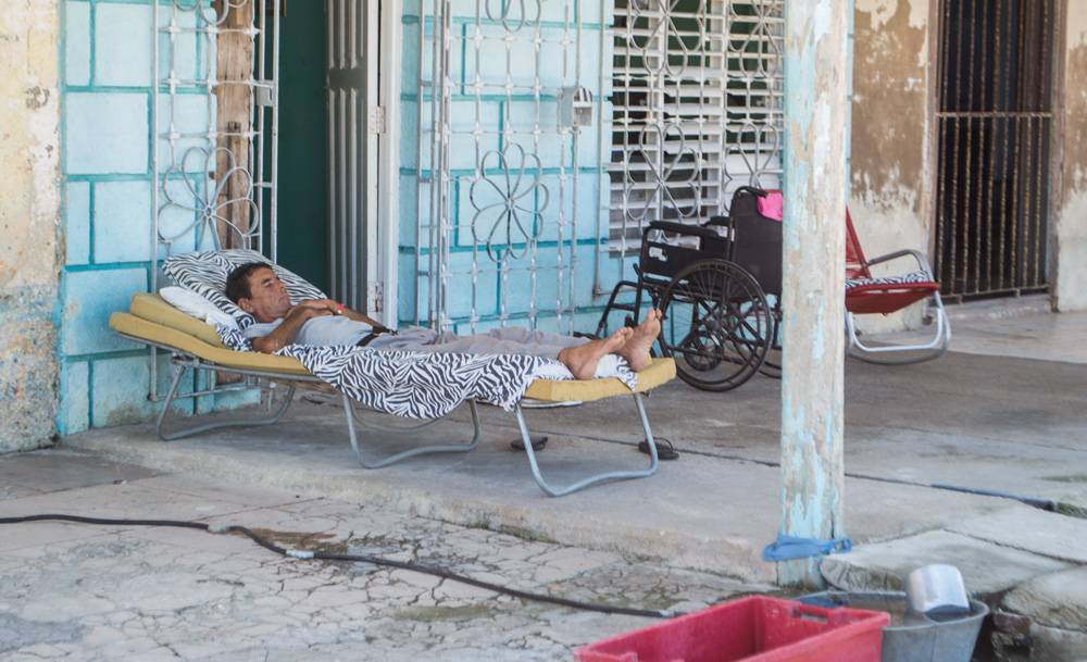 Ante la ausencia de luz, muchos pobladores sacan sus camas hacia los portales en busca de alguna brisa que calme tanto calor