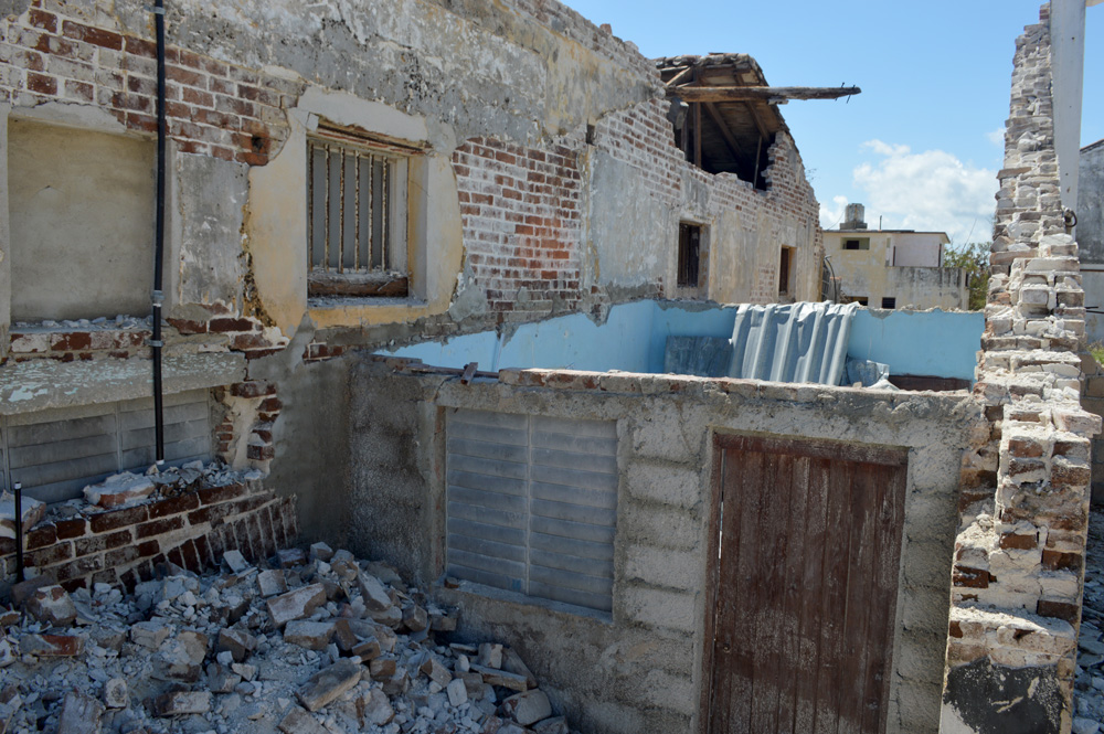 En la zona del antiguo puerto, a solo unos metros del mar, los daños en las viviendas de seis familias son considerables