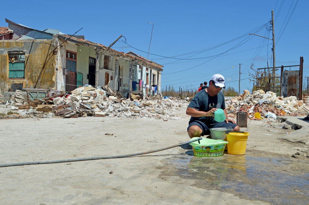 En los tiempos de post-huracán, el acopio de agua es una de las tareas primordiales