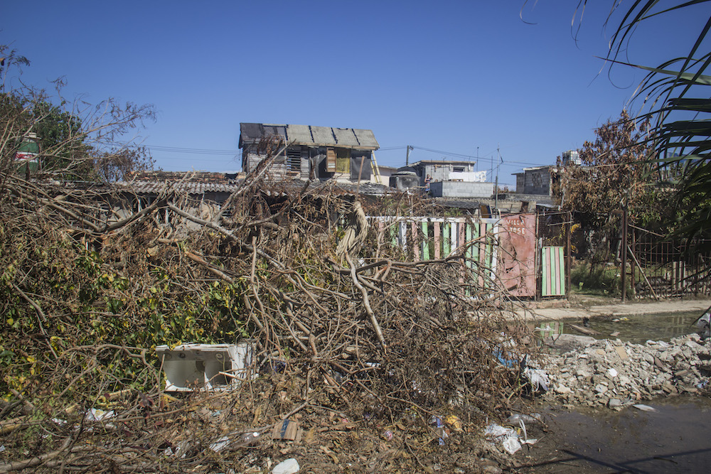 La basura, los escombros y los arboles caídos coinciden, 5 días después del paso de Irma, en una esquina del Bajo