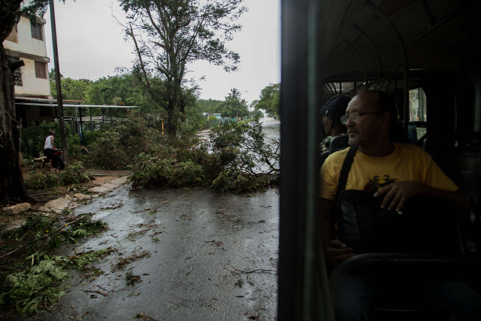 A las cinco de la tarde del sábado 9 de septiembre, en Alamar el transporte público todavía funcionaba (Foto: Jorge Ricardo)