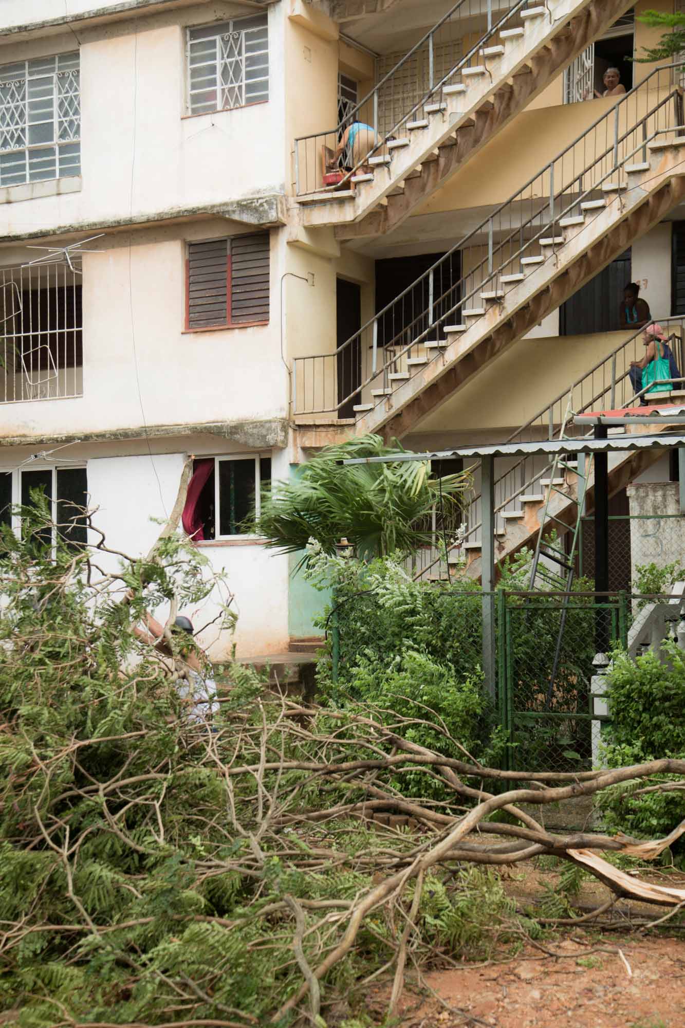 Los vecinos, ya sin luz, esperan la catástrofe (Foto: Jorge Ricardo)