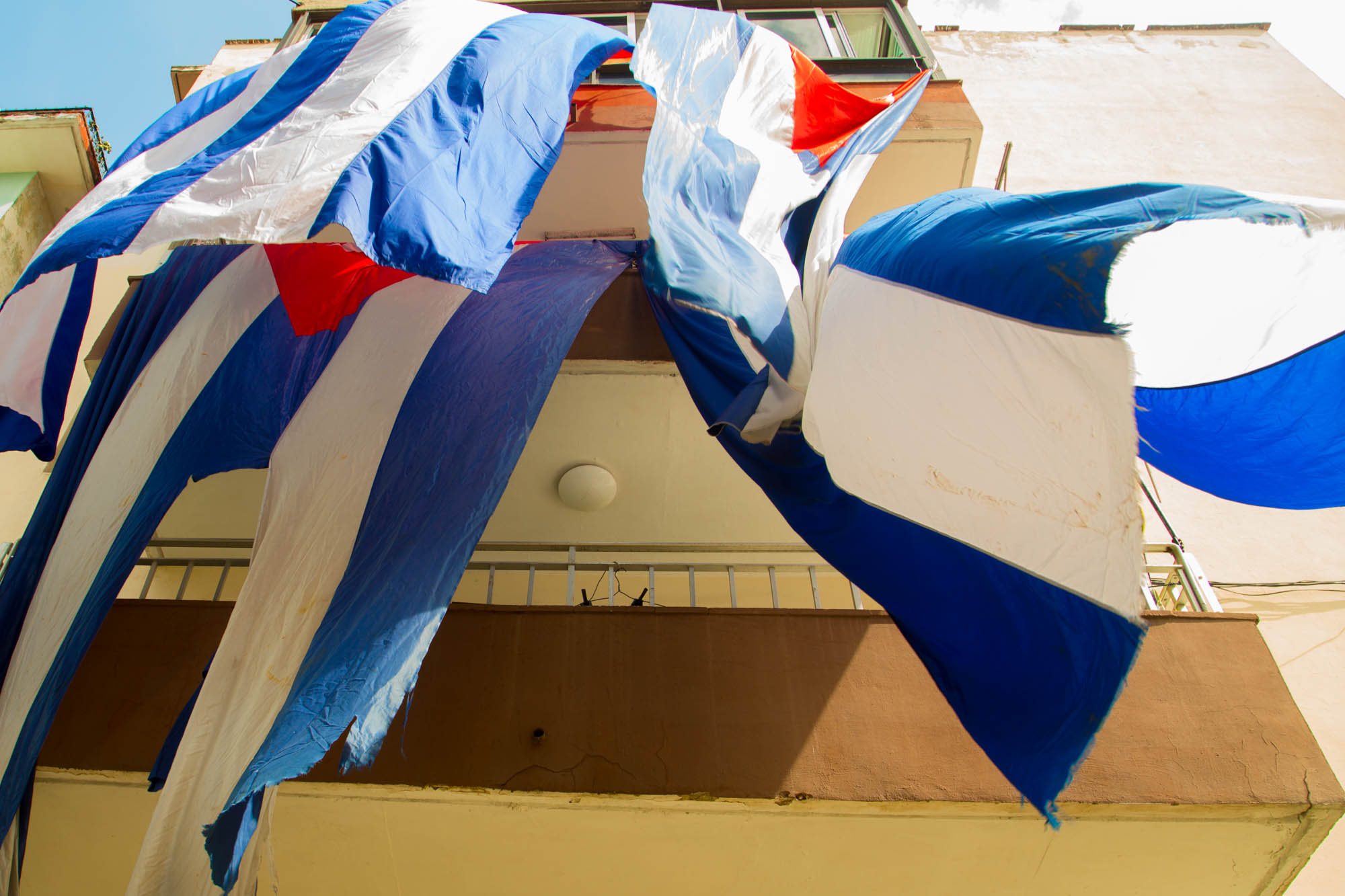 Banderas secándose en los balcones (Foto: Jorge Ricardo)