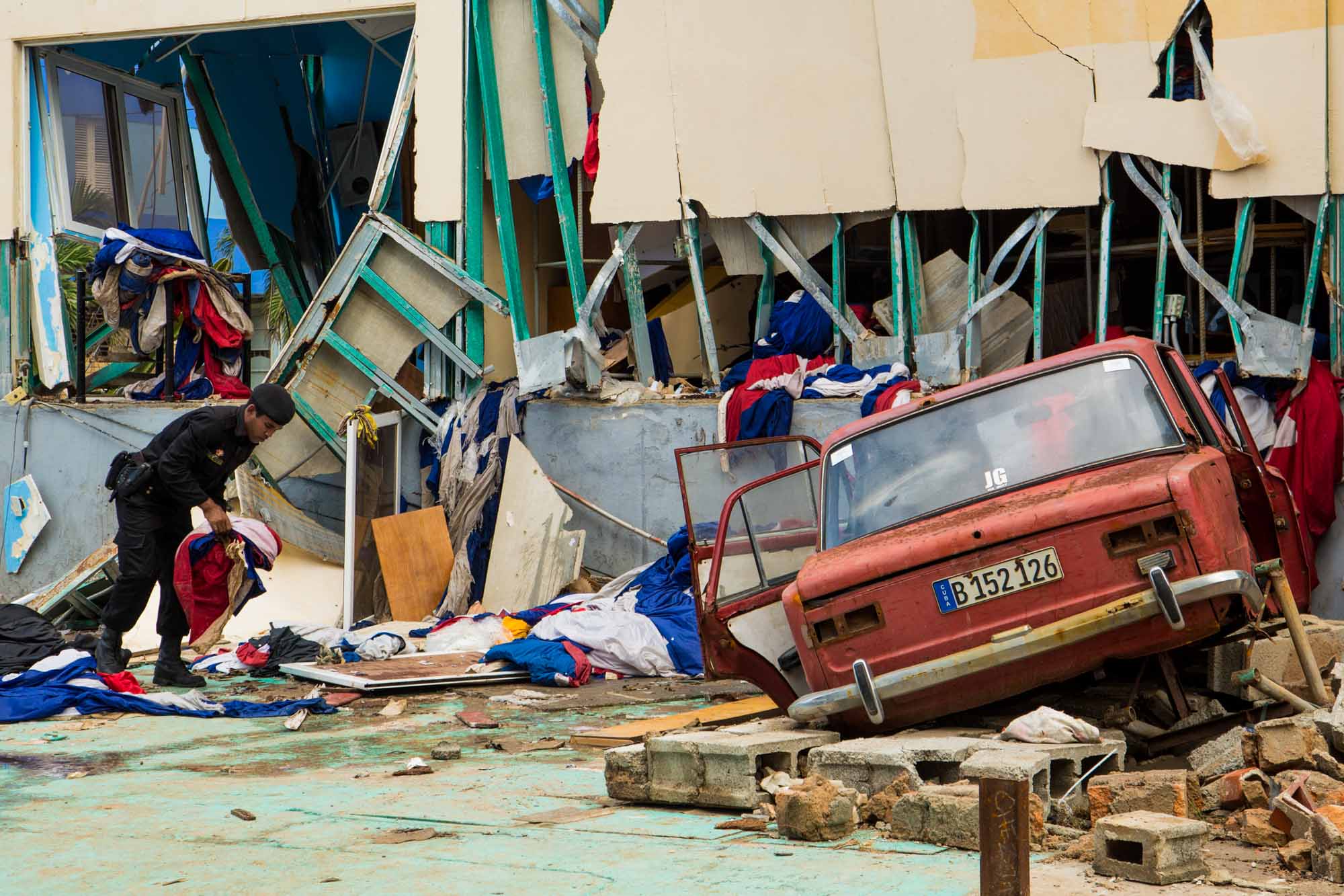 Este auto impactó el edifico durante el paso del huracán Irma (Foto: Jorge Ricardo)