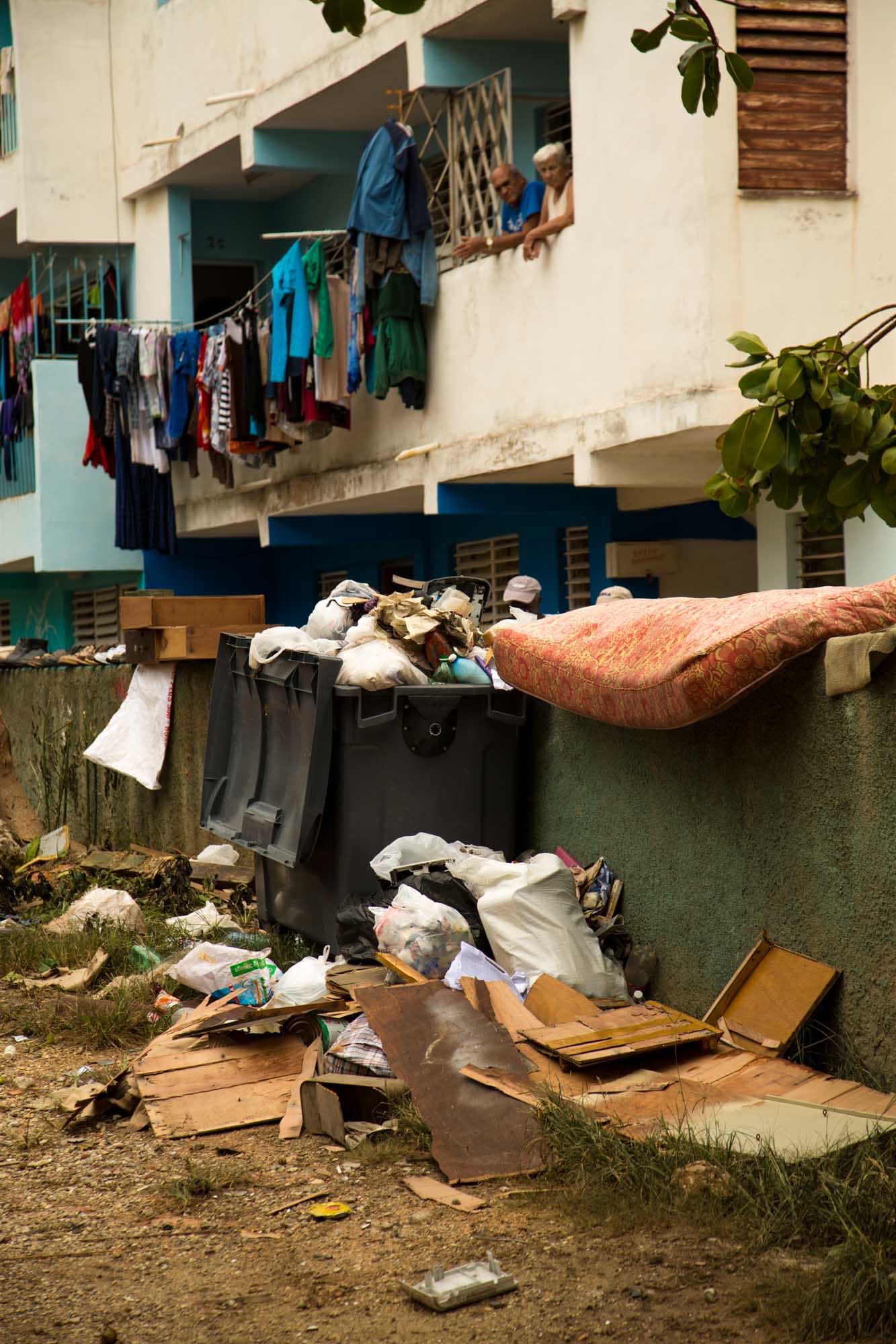 Los residentes en las zonas bajas del Vedado secan sus colchones al aire libre (Foto: Jorge Ricardo)