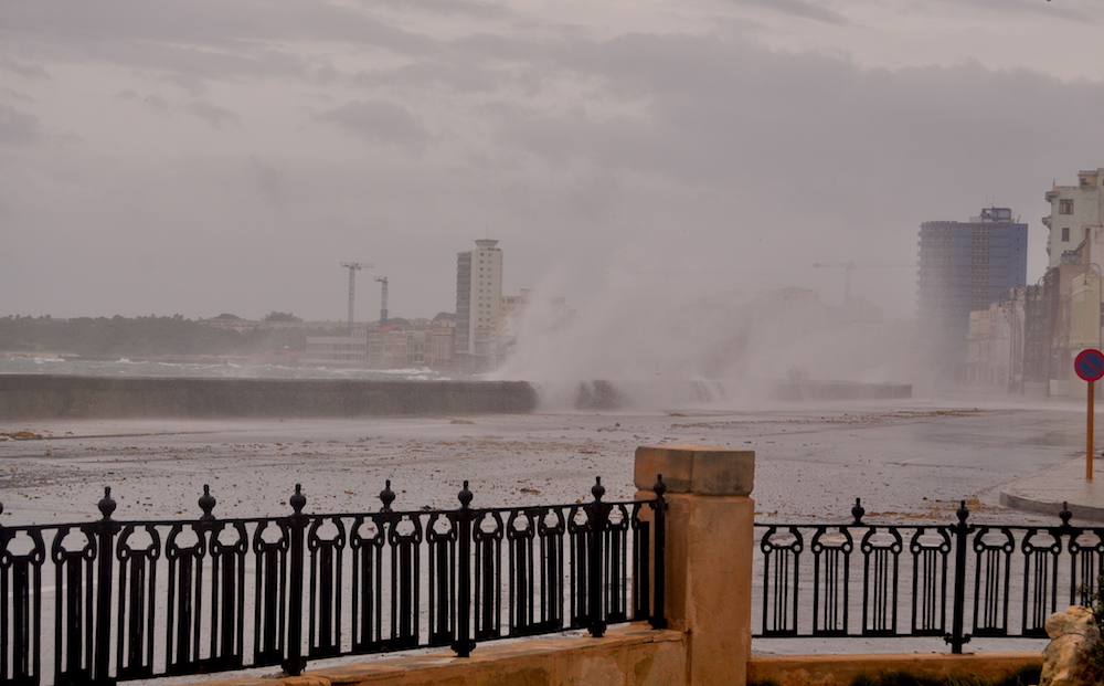 Malecón habanero antes del paso del huracán irma (Foto: Julio Batista)