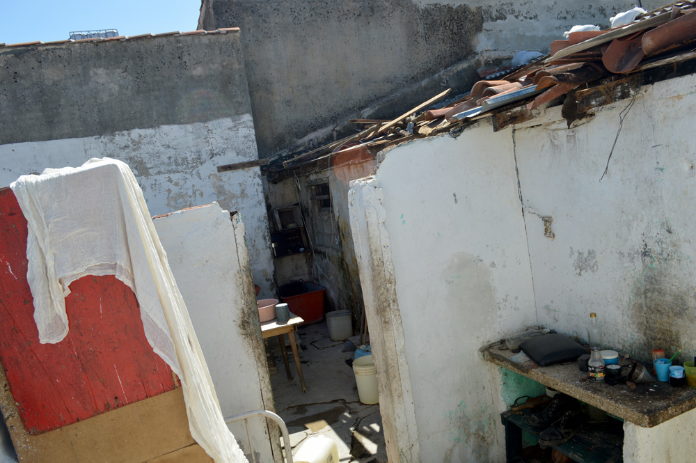 Muchas familias quedaron a cielo descubierto por el azote de los vientos huracanados, superiores a los 200 kilómetros por hora, que cruzaron por la también denominada Villa Blanca