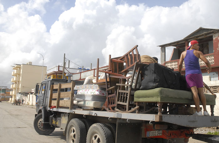 Preparativos ante la llegada del huracán Irma en Baracoa (Foto: Periódico Venceremos)