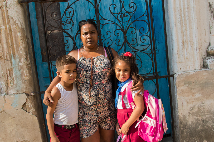 Elizabeth en los bajos del edificio, con sus hijos (Foto: Ismario Rodríguez)