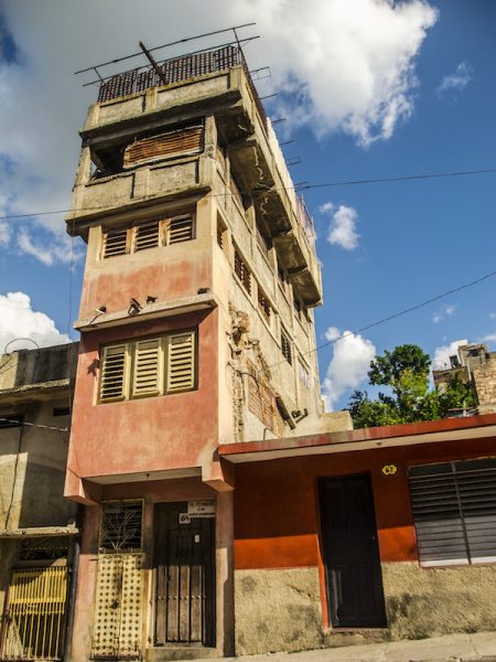 Algunas construcciones de viviendas en Santiago de Cuba (Foto: Carlos Melián)