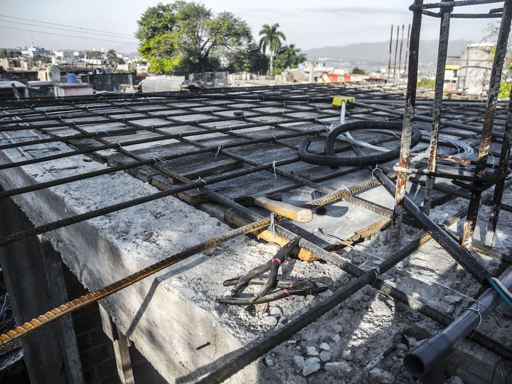 Amílcar cumple la promesa de construir lo mejor que pueda para evitar un derrumbe. Hace poco tiró la placa de lo que será el cuarto de su hijo y usó cabillas de media (Foto: Carlos Melián)