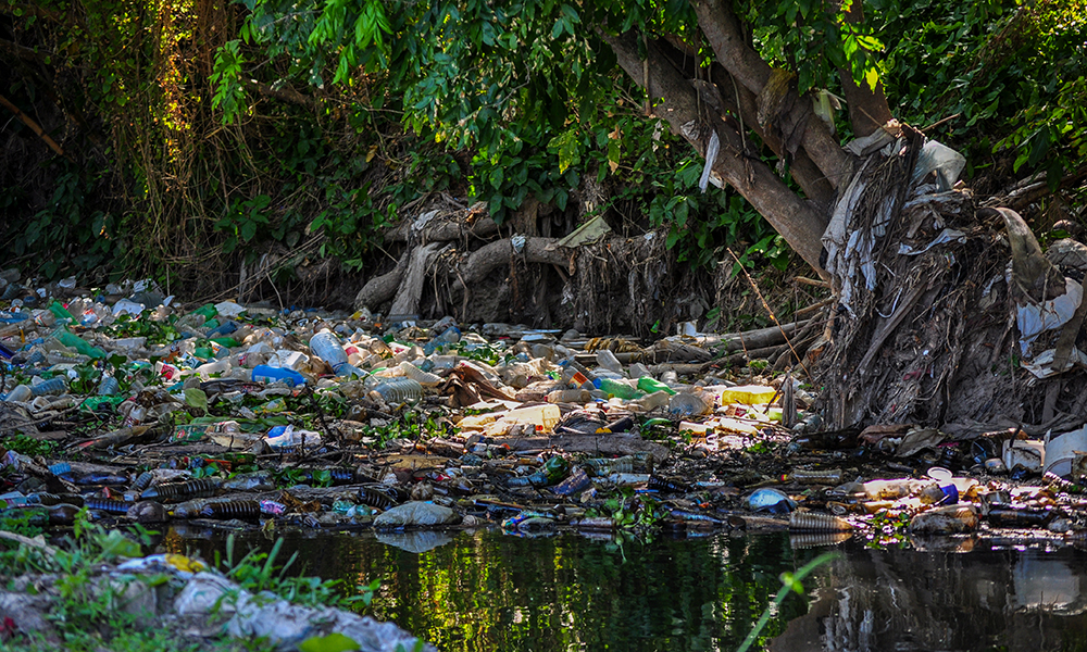 El Quibú se extiende por más de 30 kilómetros en La Habana y en su recorrido va sumando la mugre que vierten en él, sin tratamiento, 16 consejos populares de los municipios Boyeros, La Lisa, Playa y Marianao. 