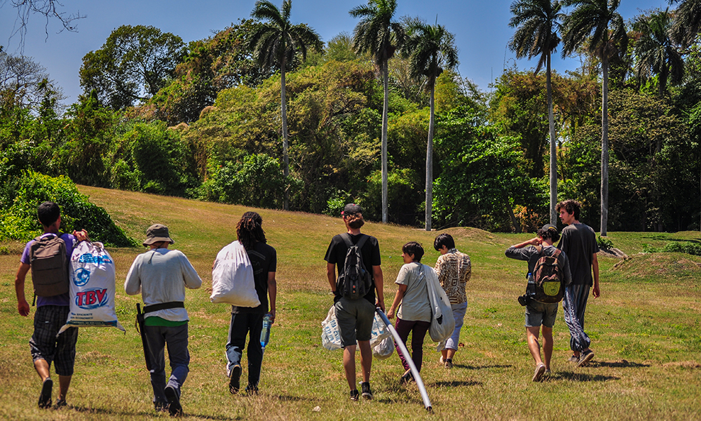 El sábado 31 de marzo de 2018, por segundo mes consecutivo, un grupo de estudiantes del ISA, profesores y activistas del proyecto ambientalista El Guardabosques se unieron para limpiar un segmento del Quibú, ubicado al fondo del ISA. Eran 14 personas y 40 sacos. 