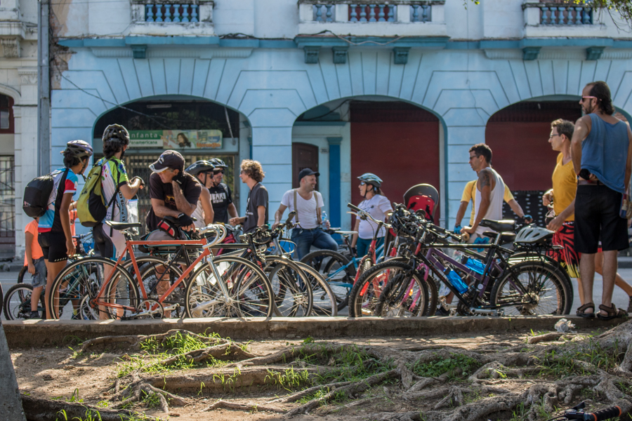 El Parque de los Mártires, en Infanta y San Lázaro, es el punto de partida todos los primeros domingos de cada mes