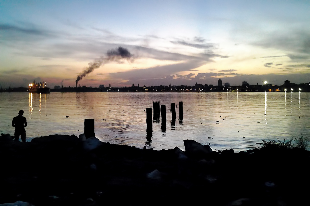 La Bahía de La Habana, con una profundidad media de 9 metros, está contaminada por desechos industriales y comunitarios que arrastran el río Luyanó y sus afluentes Martín Pérez y Arroyo Tadeo (Foto: Noah Barrios).