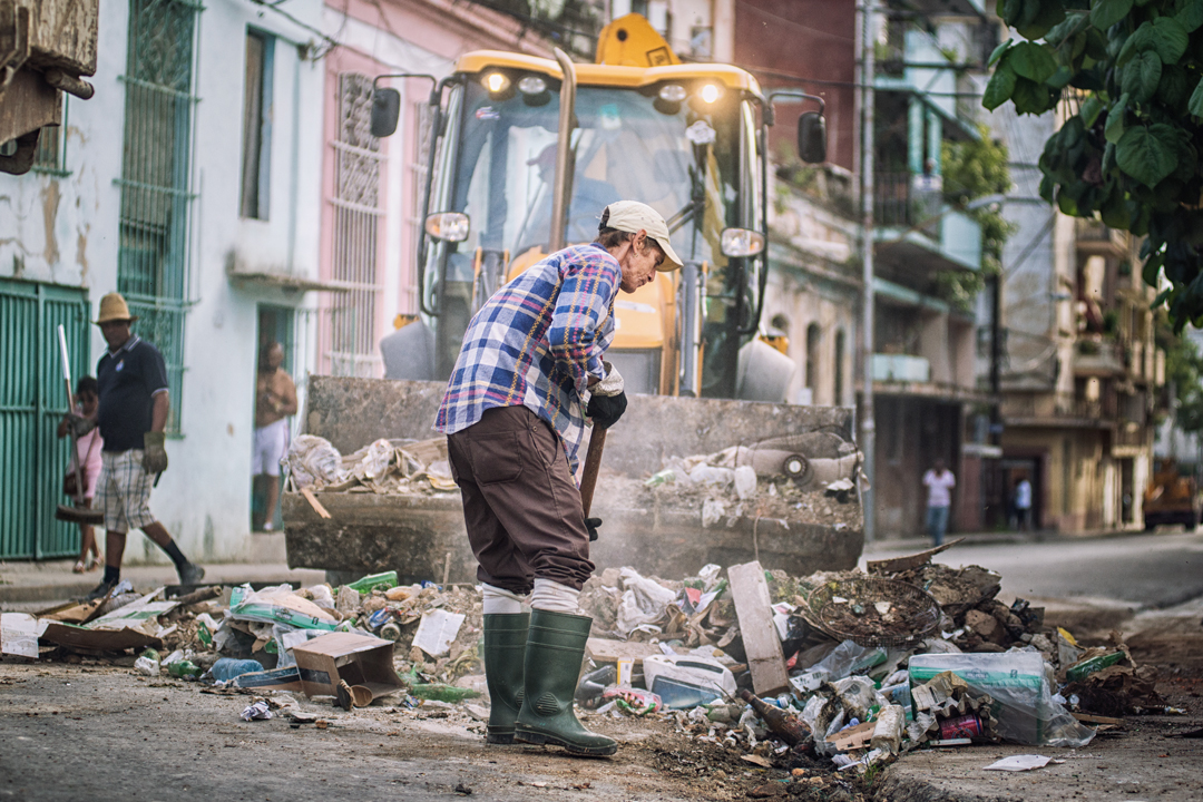 La Habana genera diariamente un aproximado de 23 000 metros cúbicos de desechos sólidos. A pesar de los esfuerzos del país, la situación de la basura en La Habana se ha vuelto crítica (Foto: Andrea Montecino).