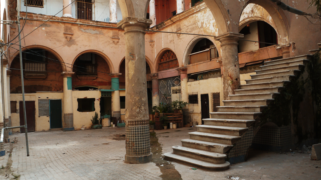 Cuentan que el solar de Compostela 653, en la Habana Vieja, hace mucho tiempo fue una opulenta residencia conocida como Palacio de Zuazo, hogar del Marqués de Almendares. Este solar duró hasta hace dos años, cuando reubicaron a quienes lo habitaban. Hoy solo quedan dos familias (Foto: Alberto (El Chino) Arcos).