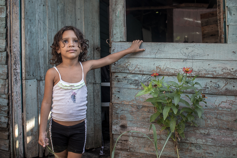 Nataly en la puerta de su casa (Foto: Ismario Rodríguez)