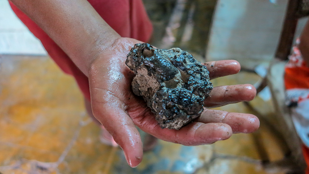 Raimi muestra una de las piedras comunes en la zona (Foto: Ismario Rodríguez)