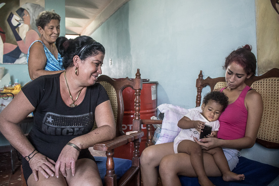 En el frente, Helena, junto a Mari Karla y su nieta (Foto: Ismario Rodríguez)