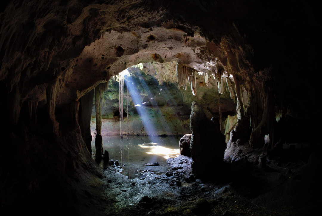 Lago Interior en cueva La Barca, Parque Nacional Guanahacabibes. Foto tomada durante una expedición de monitoreo al Parque Nacional Guanahacabibes. Agradecimientos a EDGE Fellows program, ZSL y la Fundación Segré (Foto: Jose Manuel de la Cruz Mora).